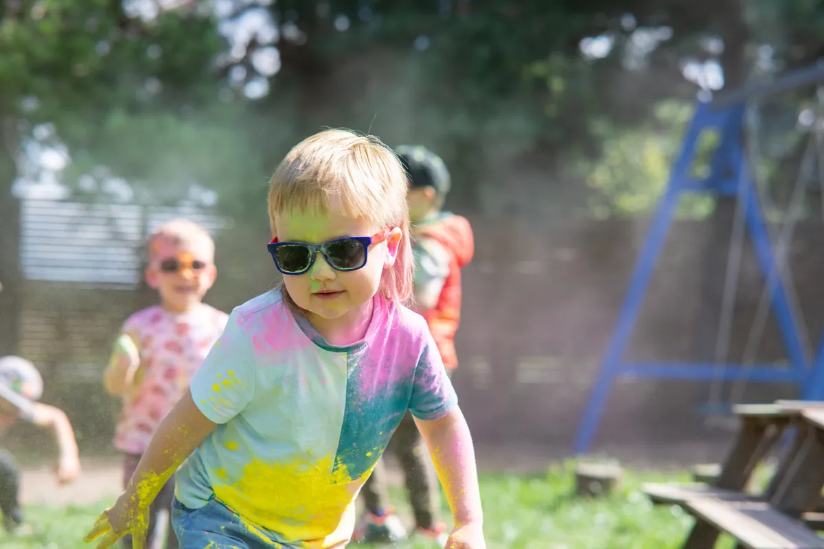 Dzieci siedzące przy stole podczas zajęć w GCA Kartuzy