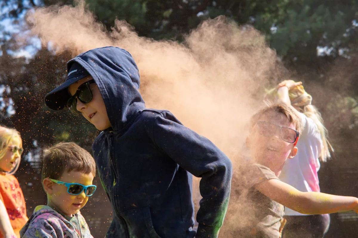 Dzieci siedzące przy stole podczas zajęć w GCA Kartuzy
