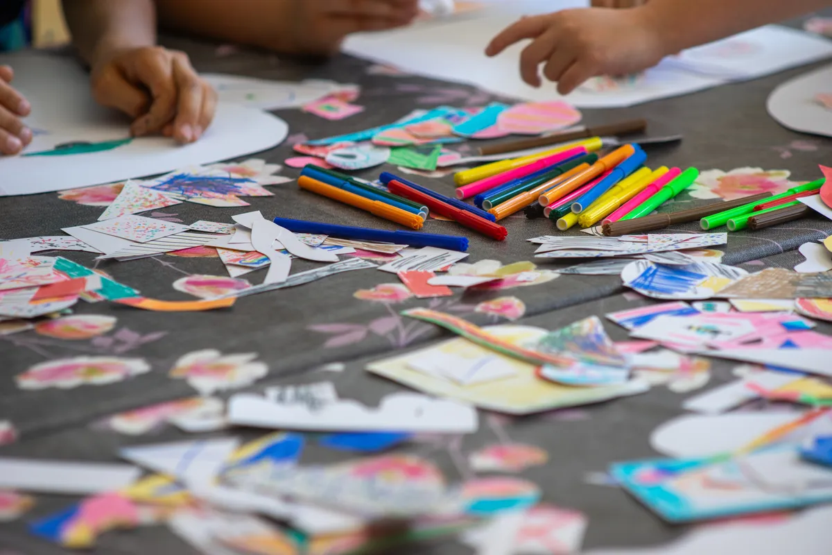 Dzieci siedzące przy stole podczas zajęć w GCA Kartuzy