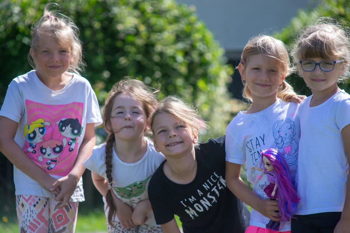 Dzieci siedzące przy stole podczas zajęć w GCA Kartuzy