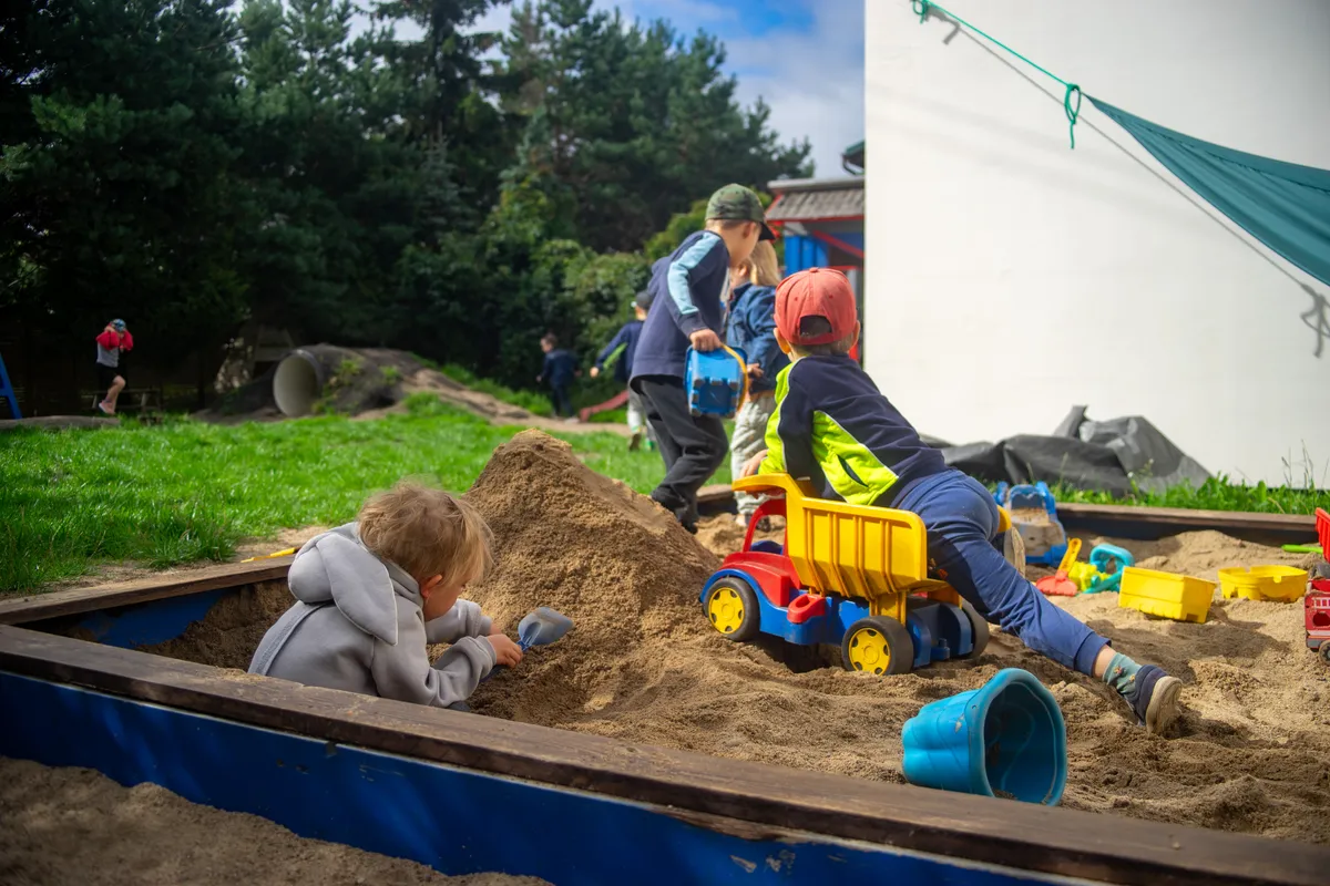 Dzieci siedzące przy stole podczas zajęć w GCA Kartuzy