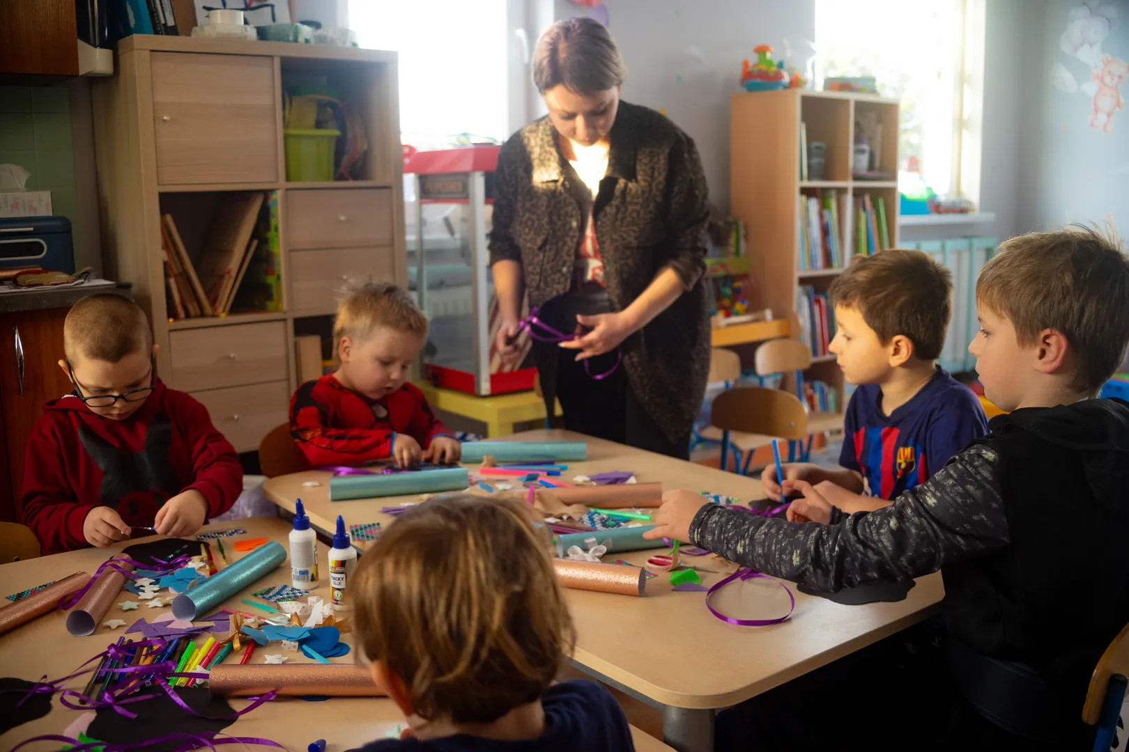 Dzieci siedzące przy stole podczas zajęć w GCA Kartuzy