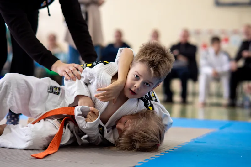 Zdjęcie przedstawiające dzieci ćwiczące judo